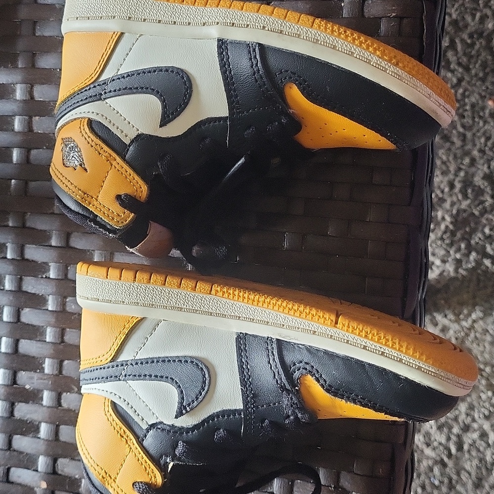 Nike Kids Black and Orange Sneakers - Picture 2 of 4